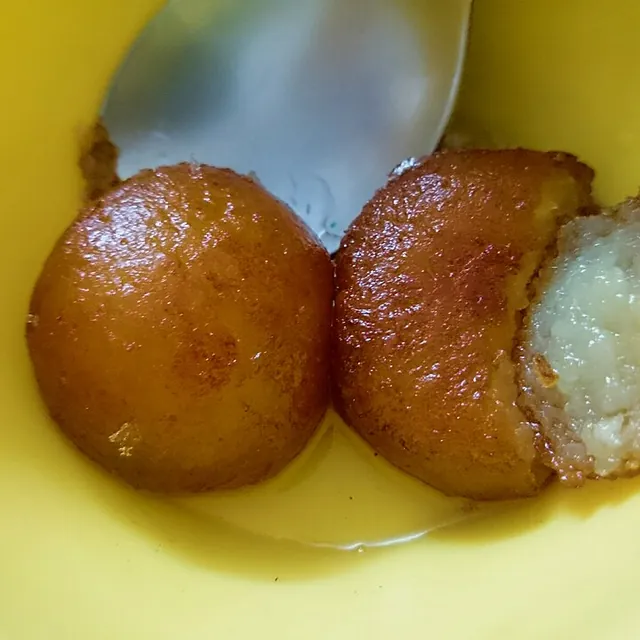 割ったグラブジャムンの断面